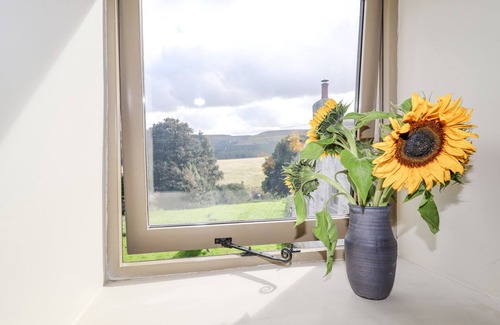 Holmfirth Cabaña | THE HAYLOFT, romantic in Holme, Yorkshire