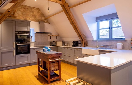 Winchcombe Casa | The Hayloft - sleeps 6 guests in 3 bedrooms