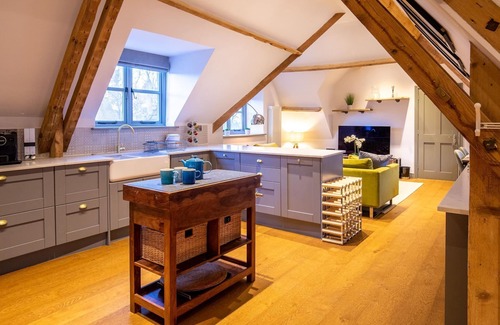 Winchcombe Casa | The Hayloft - sleeps 6 guests in 3 bedrooms