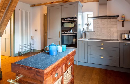 Winchcombe Casa | The Hayloft - sleeps 6 guests in 3 bedrooms