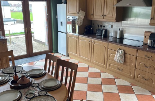 Portstewart Casa | The Heather Dew, Portstewart. Boutique home, 5 minutes walk from the promenade.
