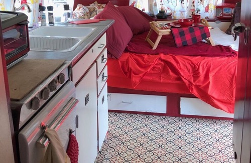 Northeast Kansas City Casa | The Hedy Lamarr Airstream - Glamping in the City!