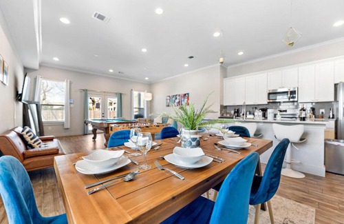 Northside Casa | The Heights Getaway with Game Room Backyard Grill Outdoor Games Netflix Wine at The Heights