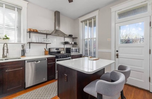 Tower Grove South Casa | The Heights Hideaway a Stylish & Spacious Retreat