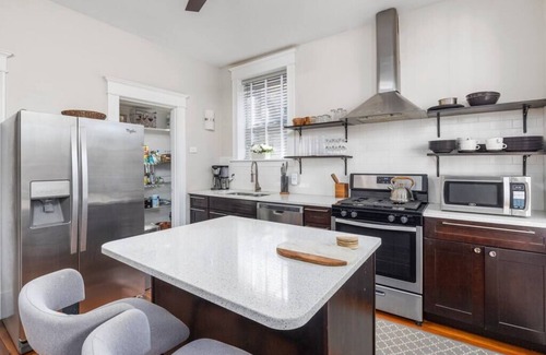 Tower Grove South Casa | The Heights Hideaway a Stylish & Spacious Retreat