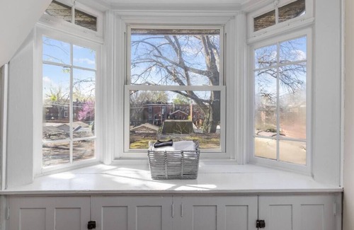 Tower Grove South Casa | The Heights Hideaway a Stylish & Spacious Retreat