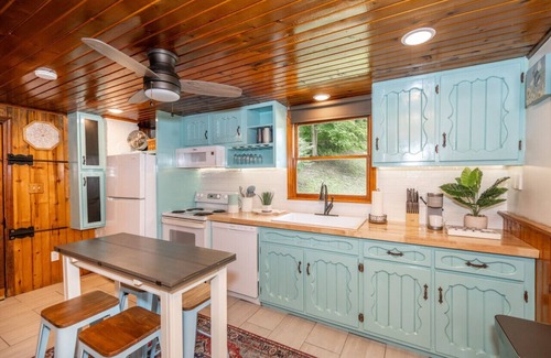 Loveland Cabina | The Heist, A River Retreat