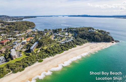 Nelson Bay Apartamento | The Helm 8 hear the waves from Shoal Bay Beach