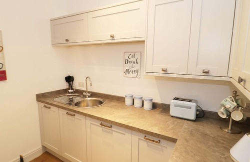 Thornton-Cleveleys Cabaña | THE HEN HOUSE, pet friendly, with a garden in Thornton, Lancashire
