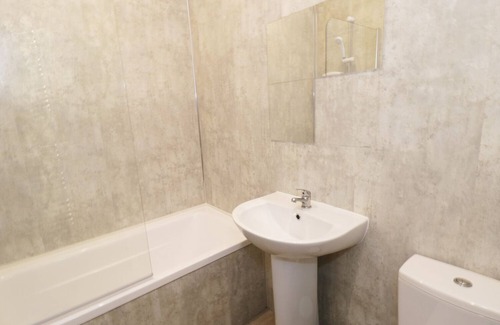 Thornton-Cleveleys Cabaña | THE HEN HOUSE, pet friendly, with a garden in Thornton, Lancashire