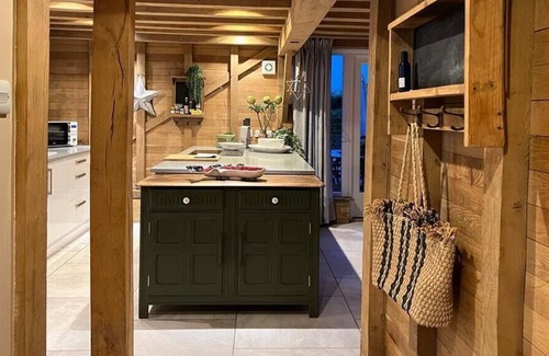 Ware Casa | The Hen House: Cosy Retreat, Scenic Countryside