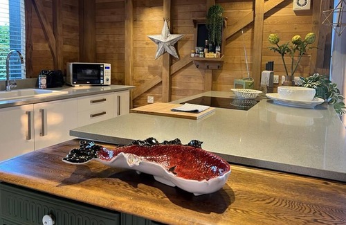 Ware Casa | The Hen House: Cosy Retreat, Scenic Countryside