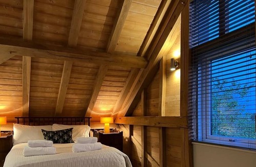 Ware Casa | The Hen House: Cosy Retreat, Scenic Countryside