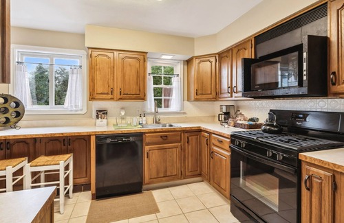 Cuyahoga County Casa | The Henry House I Pet Friendly, Cozy, Convenient