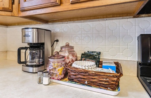 Cuyahoga County Casa | The Henry House I Pet Friendly, Cozy, Convenient