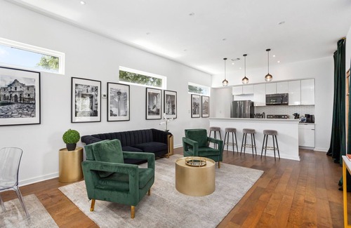Eastside Promise Neighborhood Cabina | The Heritage Haus - Modern Cabin In Downtown San Antonio