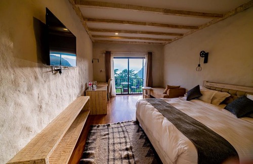 Pokhara Cabina | The Hidden Camp
