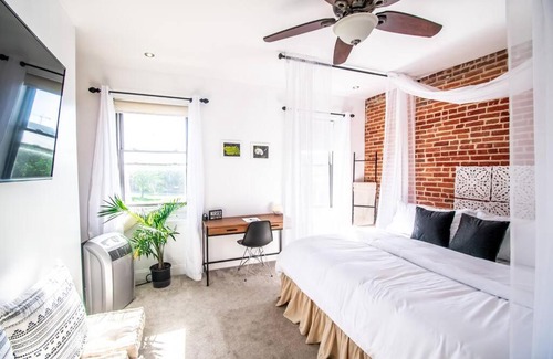 Downtown Baltimore Casa | The Hidden Paradise Home Studio, Downtown City Views, Productions, Families & Large Groups
