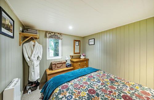 Newton-on-Rawcliffe Casa | The Hide - Cosy Cabin with hot tub