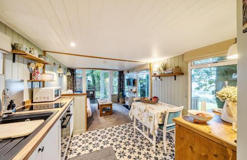 Newton-on-Rawcliffe Casa | The Hide - Cosy Cabin with hot tub