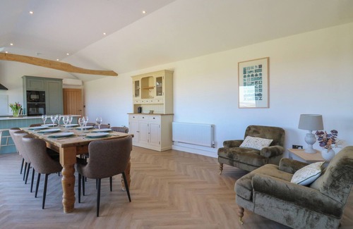 Colchester Cabaña | THE HIDE, family friendly, with hot tub in Mersea Island