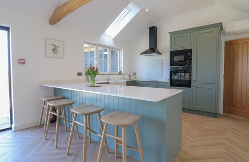 Colchester Cabaña | THE HIDE, family friendly, with hot tub in Mersea Island