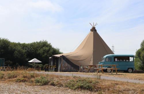 Holworth Casa | The Hide