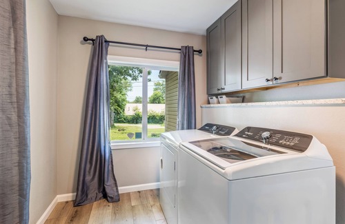 Farmington Casa | "The Hideaway 1" Charming 2-bedroom house with WiFi, AC in fabulous Farmington