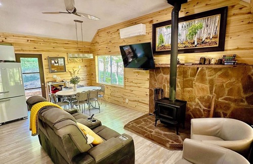Glendale Cabina | ¡Nuevo! ¡Retiro romántico / familiar para 6 personas! ¡Renovación moderna en 20 acres de privacidad!