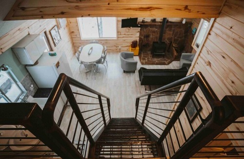 Glendale Cabina | ¡Nuevo! ¡Retiro romántico / familiar para 6 personas! ¡Renovación moderna en 20 acres de privacidad!