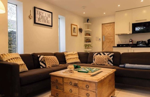 South Cerney Cabina | The Hideaway | Cosy Cotswolds Village Stay for 2
