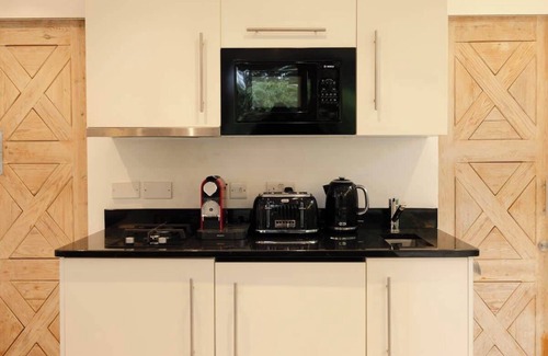 South Cerney Cabina | The Hideaway | Cosy Cotswolds Village Stay for 2