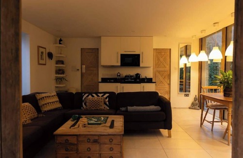 South Cerney Cabina | The Hideaway | Cosy Cotswolds Village Stay for 2