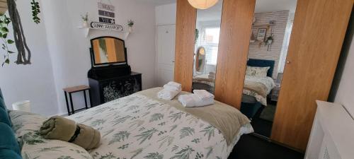 Southport Apartamento | The Hideaway Cottage Feel Patio Central Parking