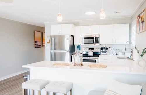 Surf City Apartamento | The Hideaway D- Beach - Dog Friendly - Playground - Bikes - Fenced in Yard