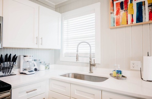 Surf City Apartamento | The Hideaway D- Beach - Dog Friendly - Playground - Bikes - Fenced in Yard