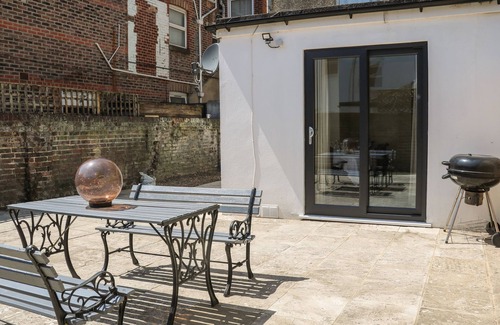 Southsea Cabaña | THE HIDEAWAY, family friendly, character holiday cottage in Southsea