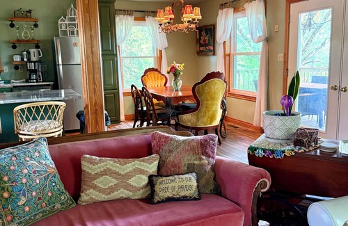 Eureka Springs Casa | The Hideaway House at The Bluebird - 3 bed/4 bath, pet friendly, hot tub!