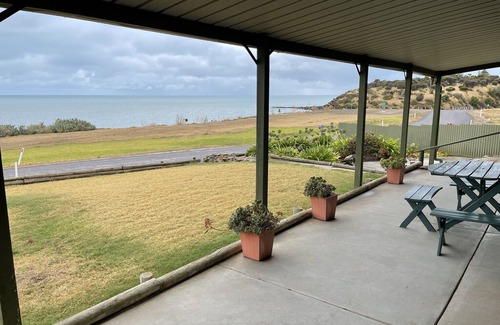Penneshaw Casa | The Hideaway is absolute seafront position 3 bedroom house in Penneshaw