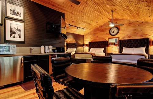 New Braunfels Cabina | The Hideout 5 Bedroom Home by RedAwning