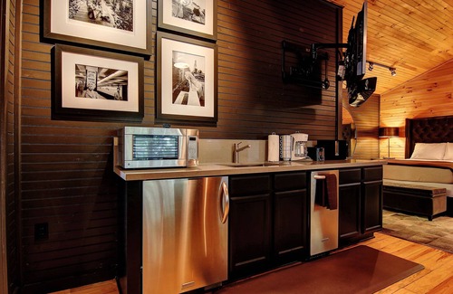 New Braunfels Cabina | The Hideout 5 Bedroom Home by RedAwning