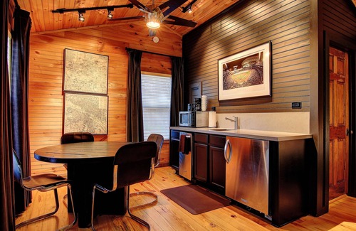 New Braunfels Cabina | The Hideout 5 Bedroom Home by RedAwning