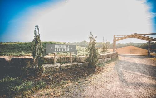 Branson Otro | The Hideout