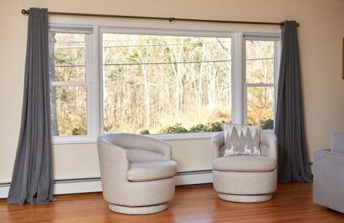 New Paltz Casa | The Higashi King bed mountain home in New Paltz