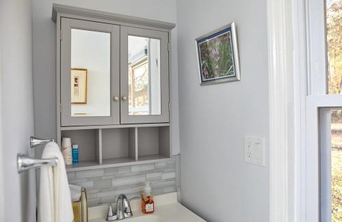New Paltz Casa | The Higashi King bed mountain home in New Paltz