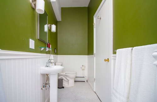 Queens Condominio | The High Tide 2br With Redecorated Living Room #3 2 Bedroom Hotel Room by Redawning