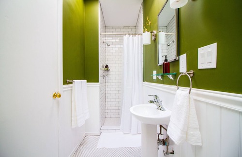 Queens Condominio | The High Tide 2br With Redecorated Living Room #3 2 Bedroom Hotel Room by Redawning