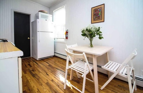 Queens Casa | The High Tide # 9 Suite de un dormitorio con cocina