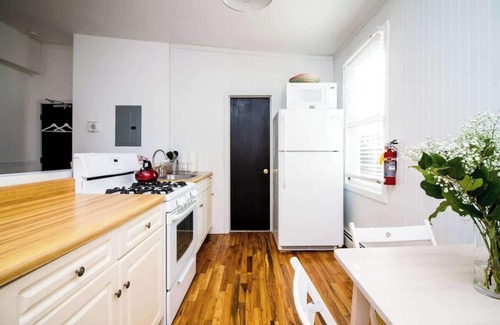Queens Casa | The High Tide # 9 Suite de un dormitorio con cocina