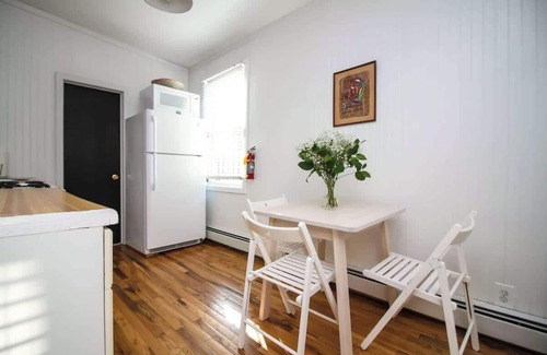 Queens Casa | The High Tide # 9 Suite de un dormitorio con cocina